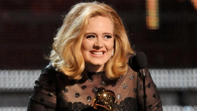 Adele, luată prin surprindere de iubitul ei, în timpul unui concert. Vedeta a fost atât de fericită, încât își mai dorește un copil cu acesta