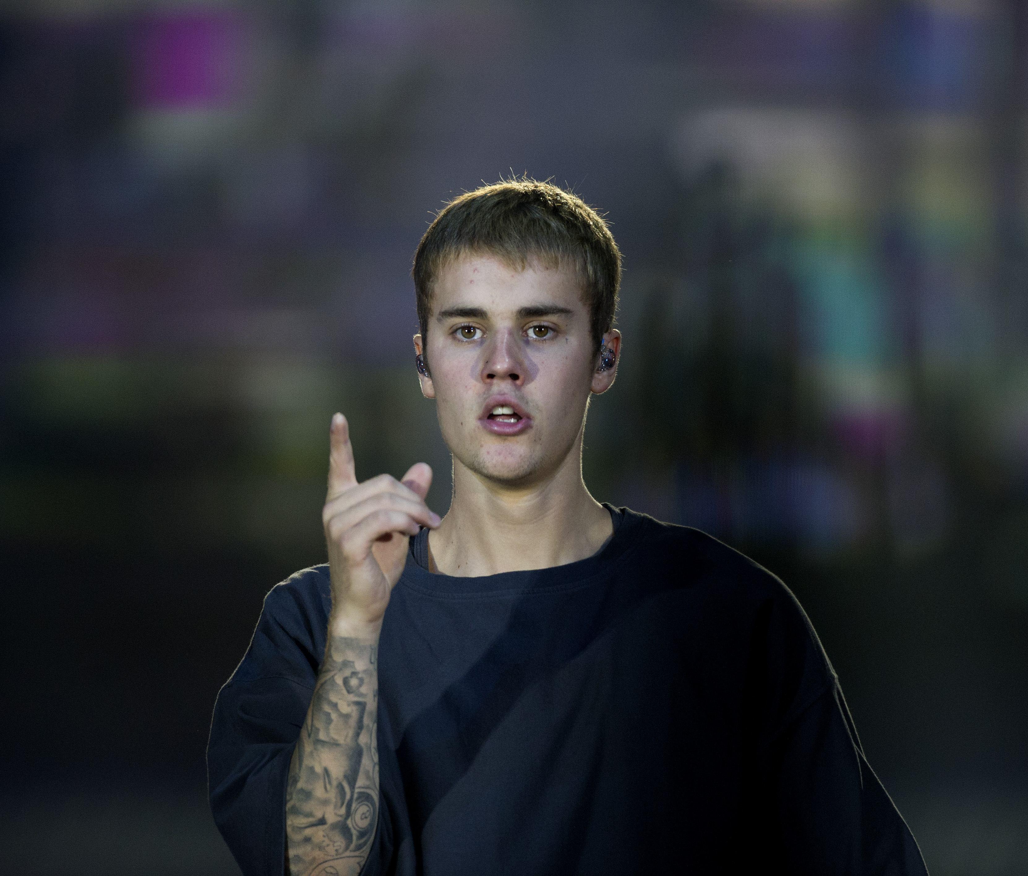 Justin Bieber, probleme din ce în ce mai mari cu fanii! A aruncat microfonul și a părăsit scena, în timpul unui concert: "Când mă uit la voi şi vă privesc în ochi... "