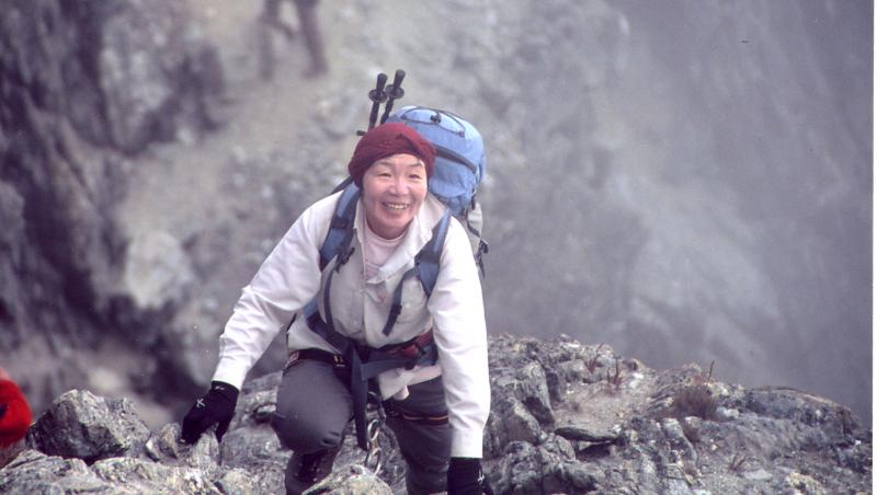Junko Tabei, prima femeie care a cucerit Everestul. Și-a lăsat acasă copilul în vârstă de trei ani și a sfidat preconcepțiile societății de la acea vreme. A doborât numeroase recorduri, însă cancerul a fost de neînvins