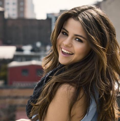 FOTO! Boala nu i-a furat celebritatea! Selena Gomez, tot mai populară pe internet, după ce s-a internat în clinica de psihiatrie
