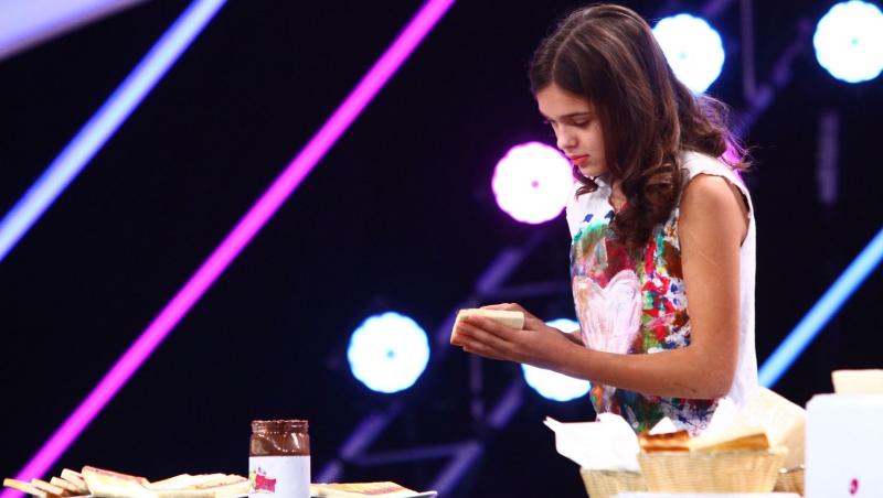 Alina Eremia, impresionată de o fetiță care realizează un tablou din pâine prăjită și ciocolată: „Este foarte ingenios”