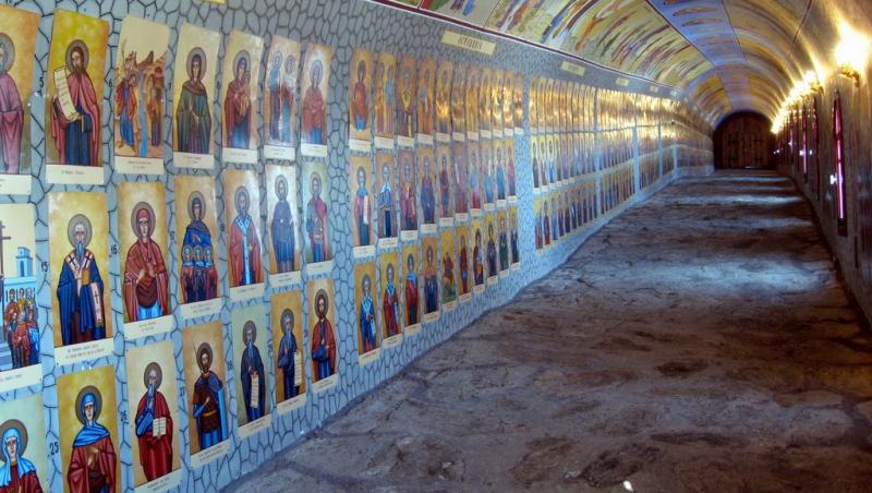 Un tunel din România adăpostește 365 de sfinți, câte unul pentru fiecare zi! O candelă este mutată în fața fiecărei icoane ce marchează data din calendar