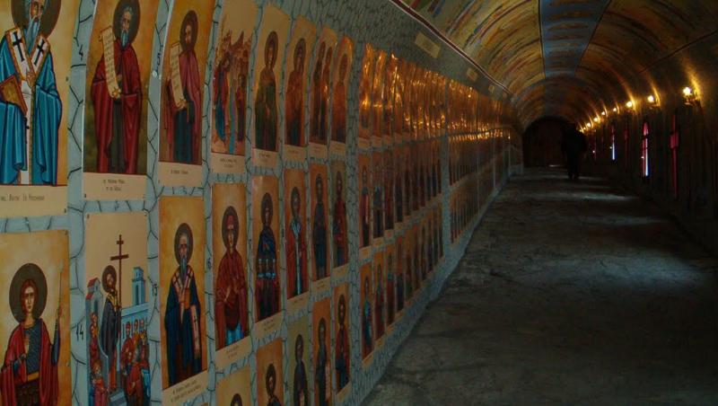 Un tunel din România adăpostește 365 de sfinți, câte unul pentru fiecare zi! O candelă este mutată în fața fiecărei icoane ce marchează data din calendar