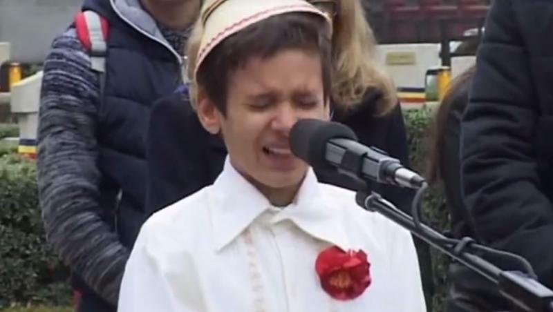 Ai puterea să nu-ți dea lacrimile? Doamne, cum interpretează acest copilaș faimoasa poezie ”Nu plânge, Maică Românie!”
