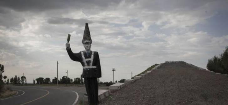 Oraşul fără nume, care nu apare pe nicio hartă. Are doar patru kilometri patrați, departament de poliţie, canal de televiziune, tribunal şi &icirc;nchisoare. Dar ce mare secret ascunde?