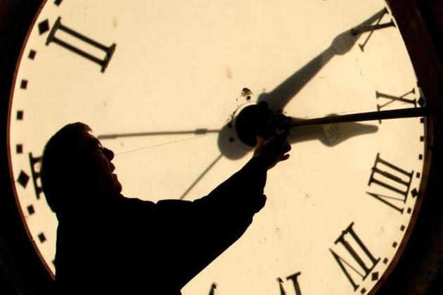 Rom&acirc;nia trece duminică la ora de iarnă. Vom dormi mai mult &icirc;n cea mai lungă zi din an