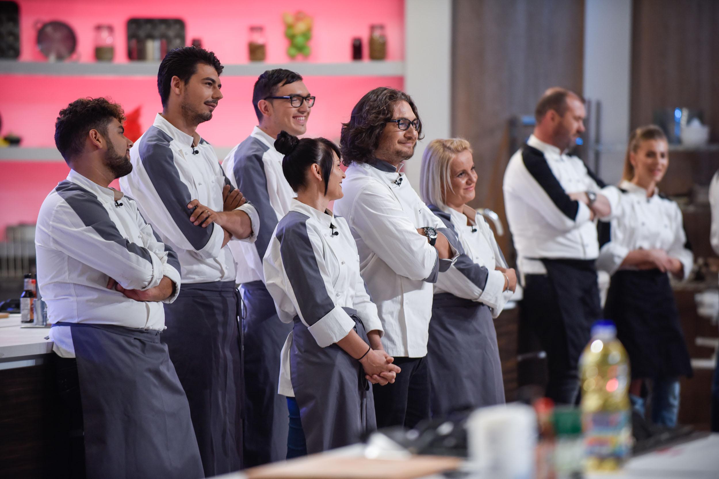 Pasiune și tensiune &icirc;n echipa lui Dumitrescu! Rețeta pare simplă, dar mărul și caramelul au tainele lor &rdquo;&agrave; la fran&ccedil;aise&rdquo;!