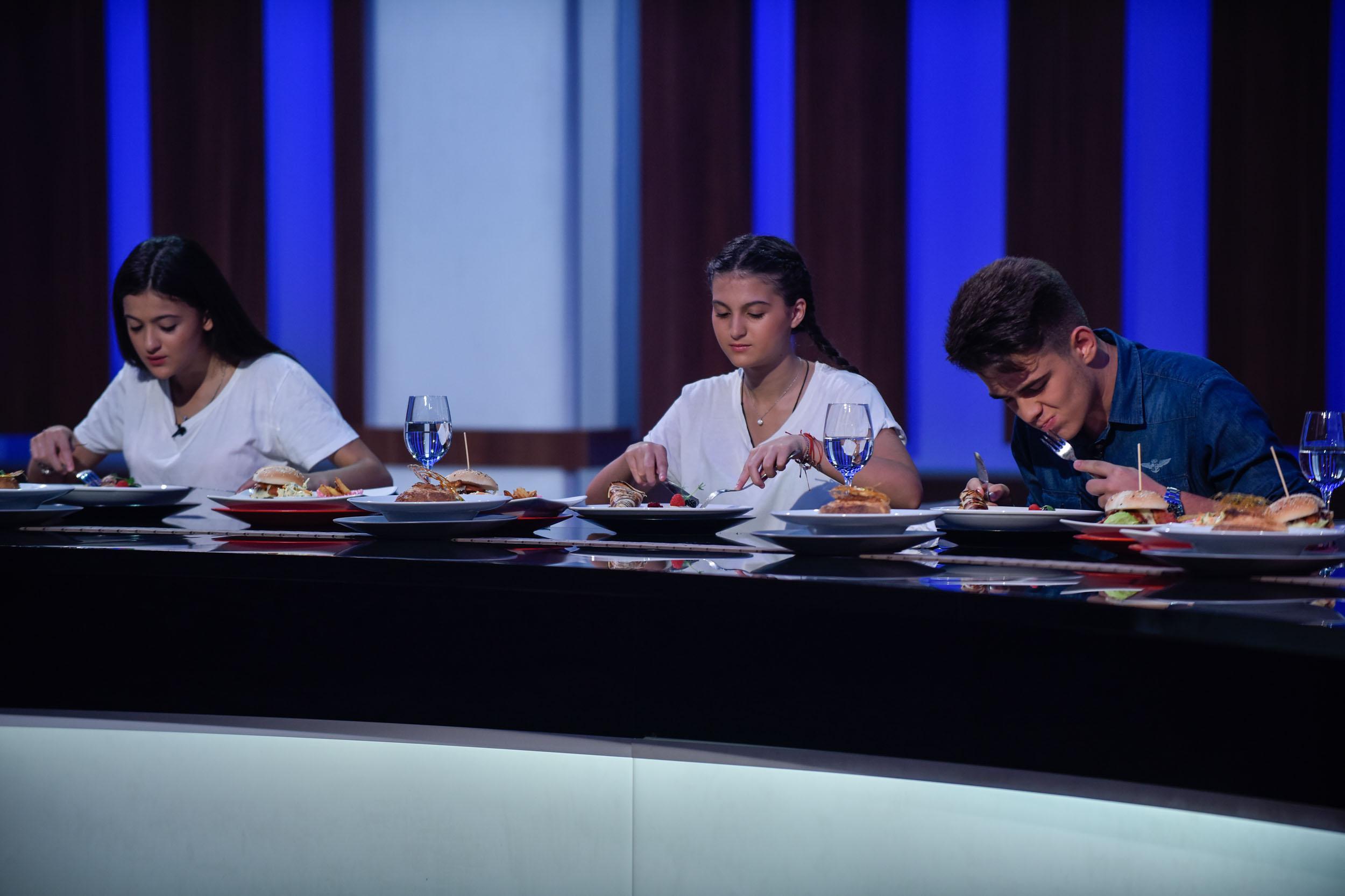 Chef Bontea a  riscat și a c&acirc;știgat bună dispoziția adolescenților cu burgeri! Clătite &bdquo;ca la mama acasă&rdquo;? Nuuuuu, hamburgerii sunt mai buni!