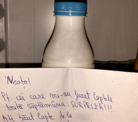 Un coleg de birou i-a furat, timp de o săptămână, laptele din frigider! Apoi a lăsat un bilet pe sticlă și a devenit celebru pe internet