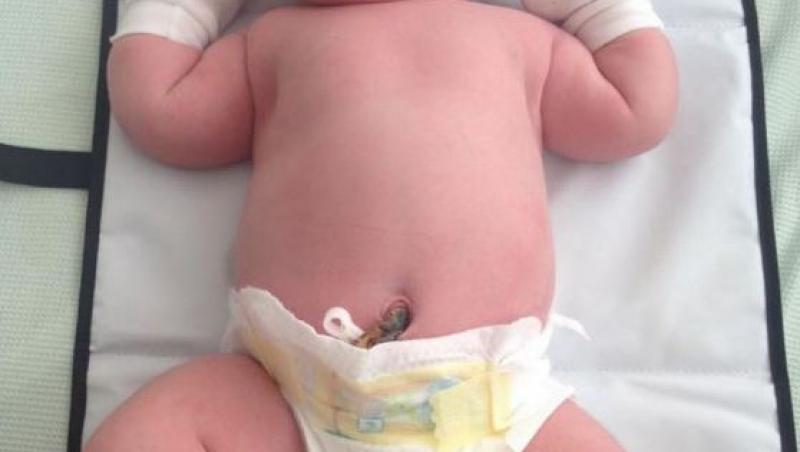 Nou-născut îmbăiat într-o găleată. Era atât de mare, încât medicii nu au găsit altă variantă. Aproape 6 kilograme, la nici o zi după naștere