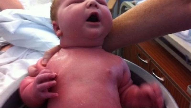 Nou-născut îmbăiat într-o găleată. Era atât de mare, încât medicii nu au găsit altă variantă. Aproape 6 kilograme, la nici o zi după naștere