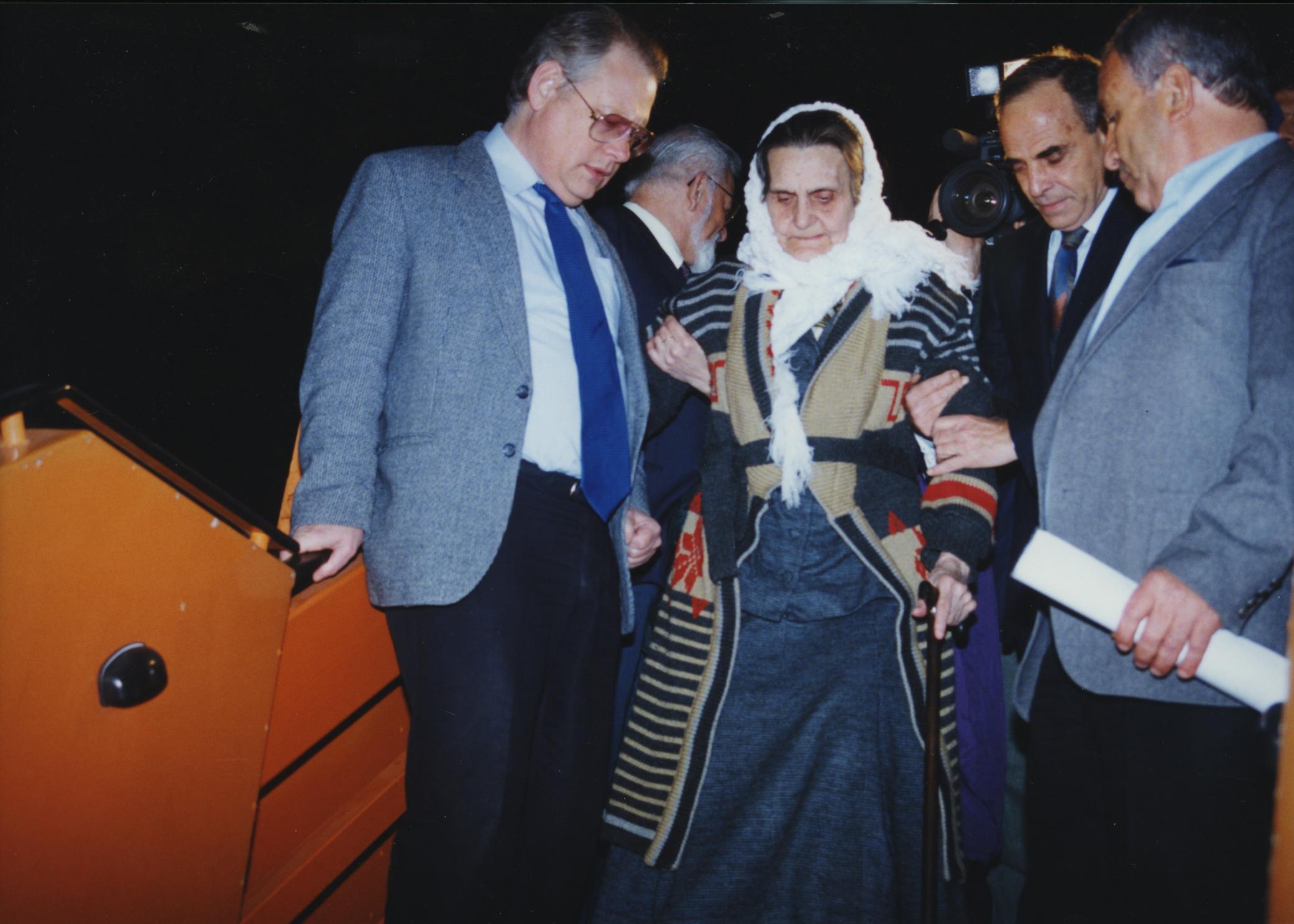 O familie de musulmani bosniaci care a ascuns una evreiască &icirc;n Holocaust a fost salvată de aceasta din genocidul din Bosnia, peste 51 de ani!!!