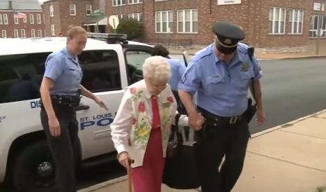 O bătrână de 102 ani a cerut să fie arestată! Motivul a amuzat întreaga planetă! (VIDEO)
