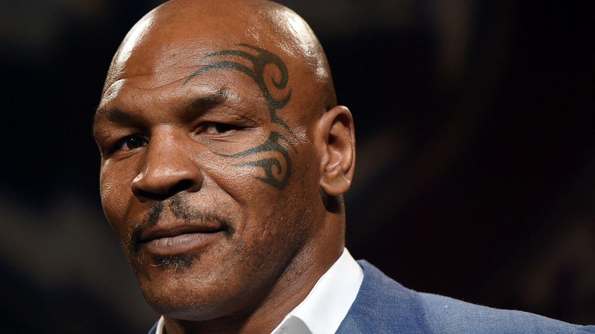 Ce a făcut Mike Tyson azi-noapte &icirc;n București! Domnişoarele au făcut pelerinaj la masa lui