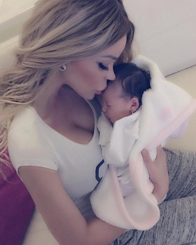 Ce ne arată ea pe Facebook și ce se &icirc;nt&acirc;mplă, de fapt! Bianca Drăguşanu a ajuns, din nou, la spital! Cum arată la doar c&acirc;teva zile de la naștere!