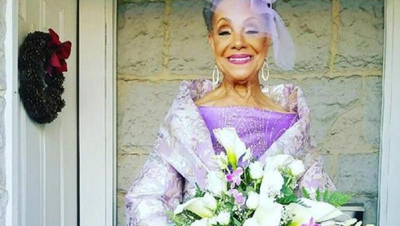 O bunică de 86 de ani a făcut senzație cu rochia de mireasă pe care și-a realizat-o singură! Arată de-a dreptul demențial!