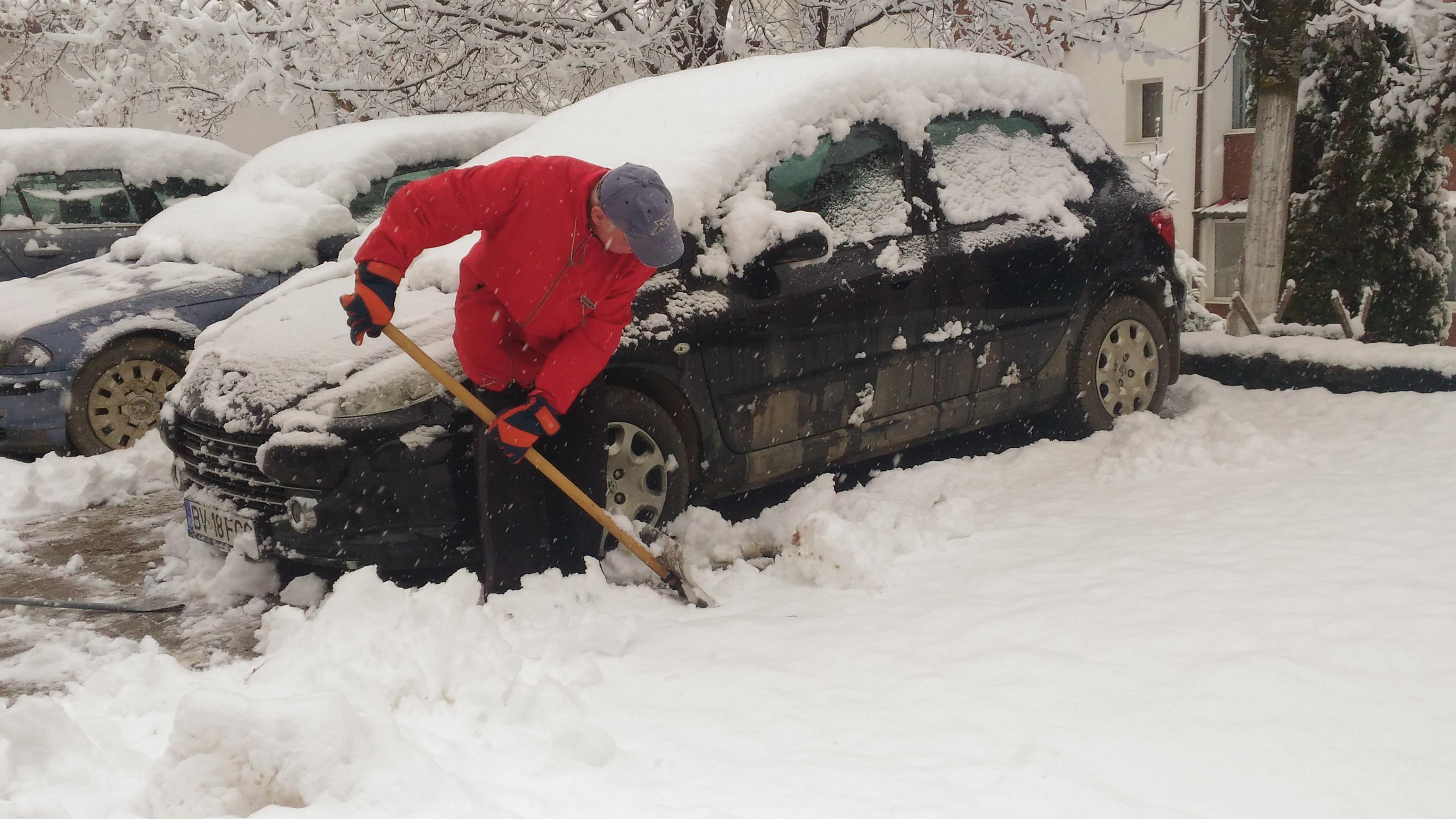 Ploi, lapoviţă şi ninsoare &icirc;n toată ţara! Prognoza meteo pentru weekend