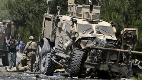 Patru morţi şi 13 răniţi, în urma unei explozii la baza aeriană NATO de la Bagram