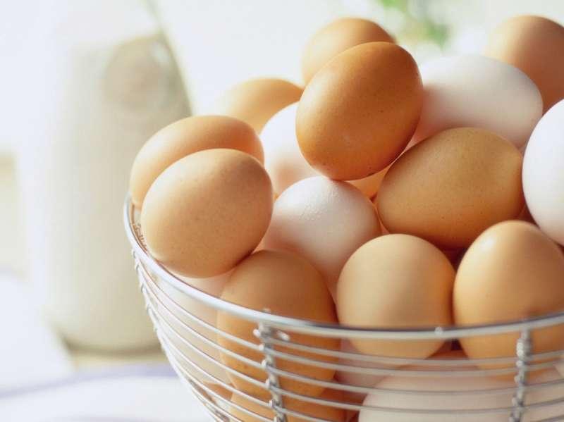 Care este diferenţa dintre ouăle maro şi cele albe. Fii atent, când mergi la cumpărături!