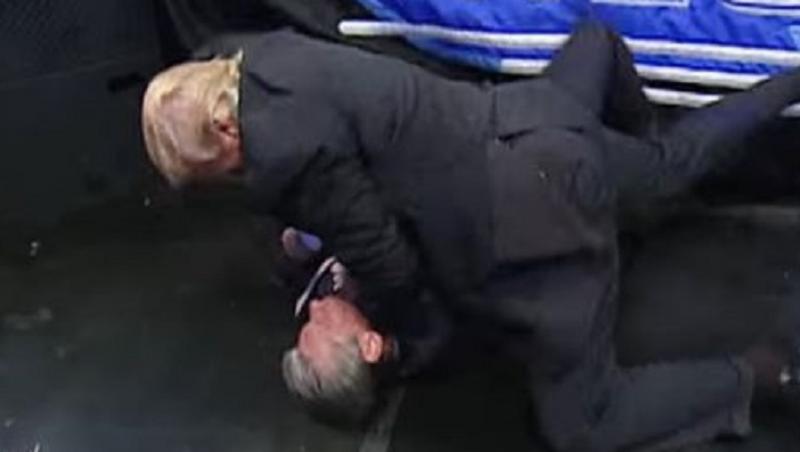 Imagini de necrezut! Noul președinte al Statelor Unite, Donald Trump, bătaie în direct, la televizor. Susținătorii lui Hillary Clinton râd cu gura până la urechi