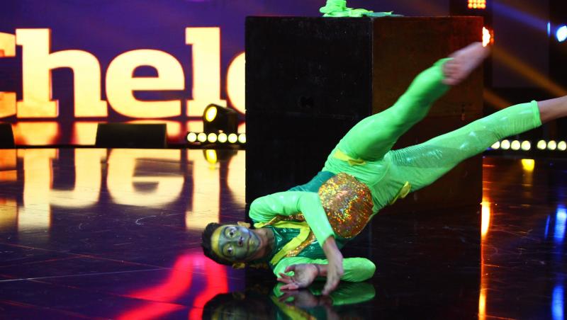 “O broască verde care se crăcănează pe muzică. Senzațional!” Cocoș Gabriel, concurentul care i-a blocat pe jurați: “Stai pe scaun și te uiți ca boul”
