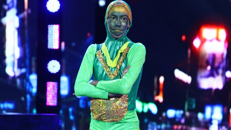 “O broască verde care se crăcănează pe muzică. Senzațional!” Cocoș Gabriel, concurentul care i-a blocat pe jurați: “Stai pe scaun și te uiți ca boul”