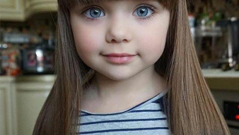 Așa arată cea mai frumoasă fetiţă din lume! La doar cinci ani, copila arată ca o păpușă! Oamenii se îndrăgostesc instant de ea! (VIDEO)