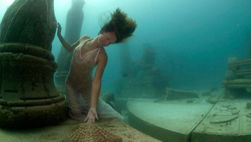 A fost descoperită o lume sub ape! Ce văd cei care au curaj să se avânte în paradisul subacvatic? (VIDEO)