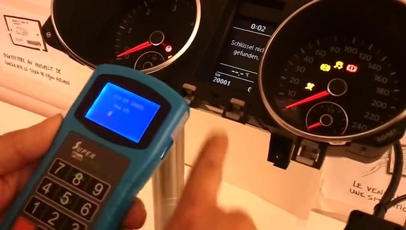 Un rom&acirc;n a rupt internetul &icirc;n două! Se laudă că dă &icirc;napoi kilometrajul maşinilor second-hand, pentru a le vinde (VIDEO)