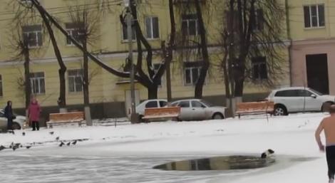 Video impresionant! Un bărbat şi-a riscat viaţa ca să salveze un câine căzut în apa îngheţată. Ce s-a întâmplat după?