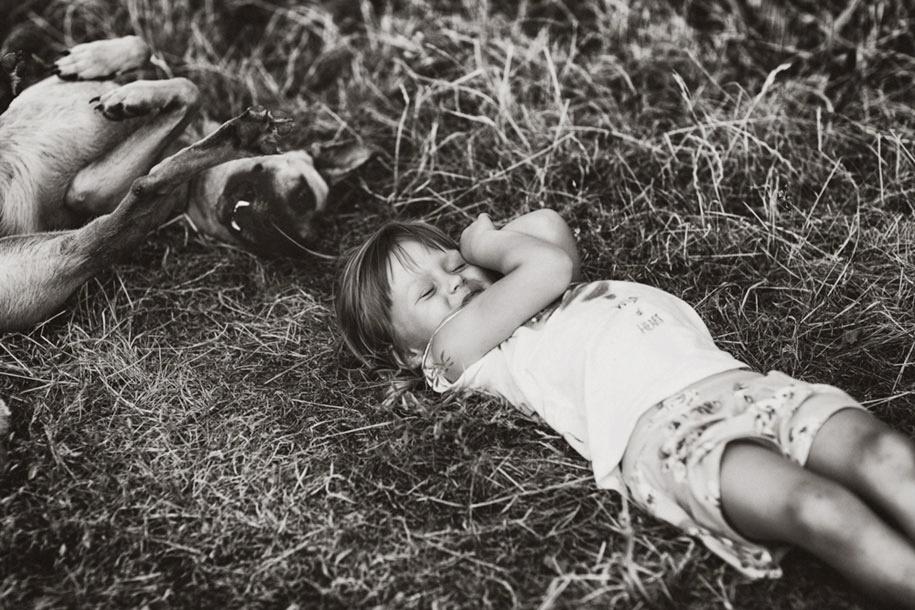 Ți-e dor de casa bunicilor și de copilărie? Iată 16 lucruri de care &icirc;ți vei aminti, cu siguranță. Ce n-ai da să mai fii copil...