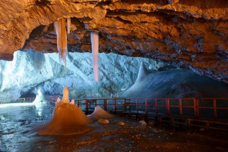 Peștera Scărișoara, locul mistic din România despre care legenda spune că adăpostește un dragon, Șolomăț, și apă miraculoasă. E de necrezut ce se întâmplă!