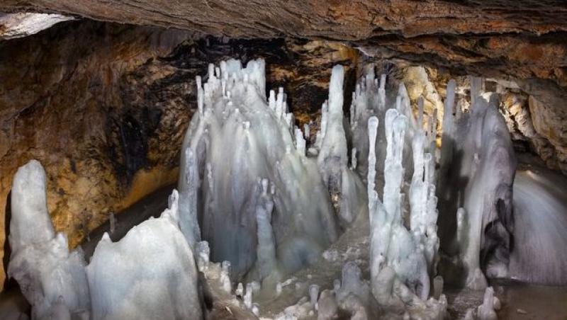 Peștera Scărișoara, locul mistic din România despre care legenda spune că adăpostește un dragon, Șolomăț, și apă miraculoasă. E de necrezut ce se întâmplă!