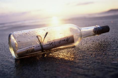 Un mesaj vechi de 50 de ani, descoperit într-o sticlă, în nisip. Pentru cine era scris: „Dacă găsiţi această sticlă..."