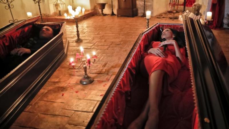 Cine are sânge-n vene? Doi canadieni au dormit în ”sicrie de lux, căptuşite cu catifea”, așezate în cripta lui Dracula de la Castelul Bran