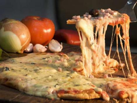 Jumătate de kilometru de pizza îți ajunge pentru o masă cu prietenii? Gustosul preparat, care măsoară de 500 de metri, a ajuns VIRAL