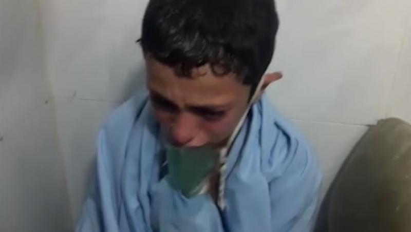 „O să mor, tanti?!” Ce faci dacă ești un copil sirian ce tocmai a inhalat acid clorhidric, ești disperat că ți-ai pierdut frățiorii și chiar atunci se prăbușește spitalul peste tine?