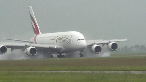 VIDEO: Amsterdam, ploaie, vânt puternic, avionul rezistă! Momentul în care un colos de 560 de tone se transformă în fulg