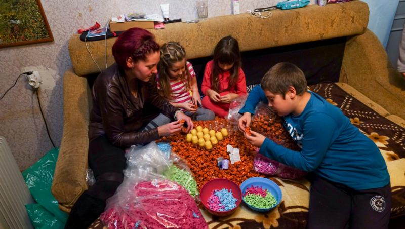 Investigație THE SUN: SCLAVII români ai JUCĂRIILOR! Tu știi că ouăle de ciocolată, preferate de copilul tău, ies din niște MÂNUȚE de ȘASE ANI?