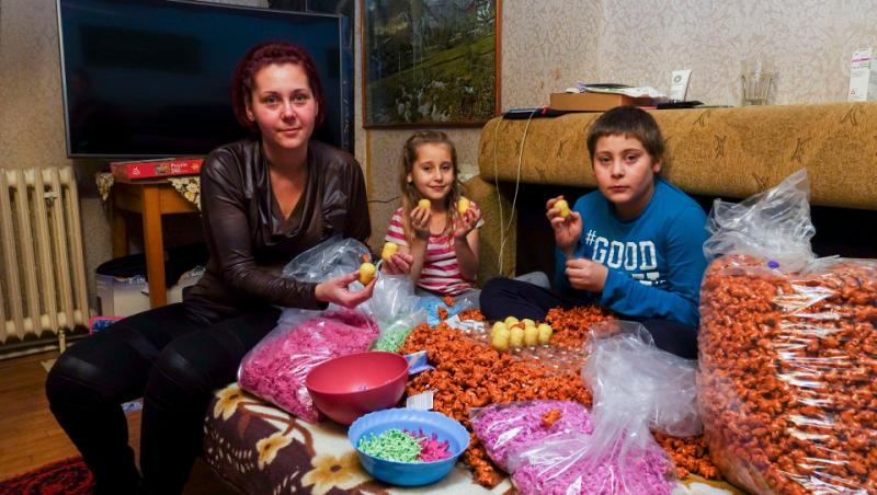 Investigație THE SUN: SCLAVII români ai JUCĂRIILOR! Tu știi că ouăle de ciocolată, preferate de copilul tău, ies din niște MÂNUȚE de ȘASE ANI?