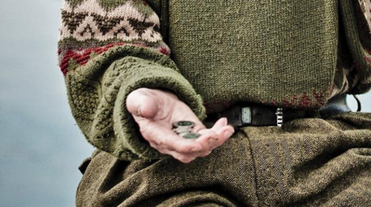 "M&acirc;na &icirc;ntinsă care nu spune o poveste, nu primeşte pomană". Milionarul cu chip de sărman! Cerşetorul din Constanţa care depune, periodic, mii de euro &icirc;n bancă