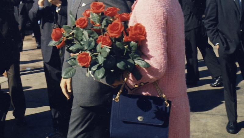 Jacqueline Kennedy a rămas cu sângele președintelui pe ea. ”Nu vreți să schimbați haina?” ”Nu, stau așa. Omenirea să vadă ce i-au făcut lui John!”