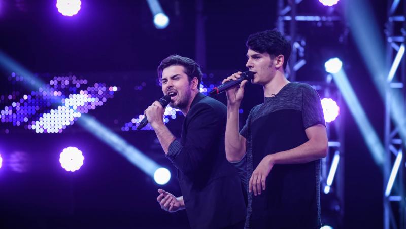 Liviu Vârciu, apariţie surpriză la X Factor. Nu, nu concurează, ci doar susţine. Alecu şi Răzvan cântă o variantă nemaiauzită a piesei “Don’t Stop the Music”