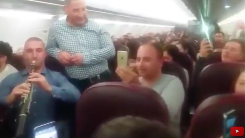 VIDEO: Imagini EMOȚIONANTE pentru rom&acirc;nii din străinătate! Colinde și lacrimi la peste 10.000 de metri &icirc;nălțime