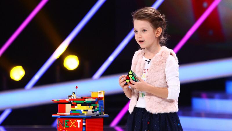 O fetiță de șase ani care rezolvă cubul Rubik și alte puzzle-uri mecanice îl șochează pe CRBL, la “Next Star”