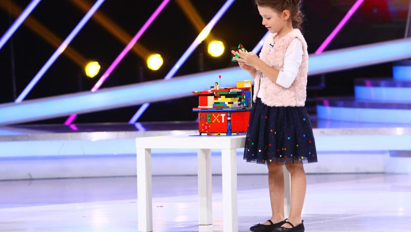 Ea este cel mai mic speed cubber din România! Nicoleta rezolvă cubul Rubik și alte puzzle-uri mecanice şi îl uimeşte pe CRBL: 
