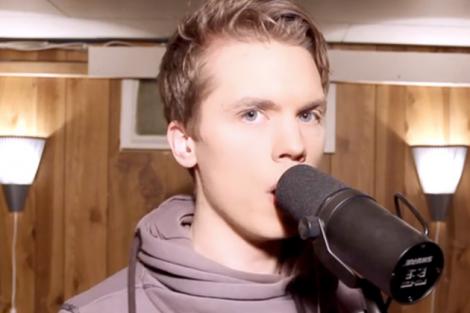 Un tânăr cu 60 voci! De la Justin Bieber la Drake, puștiul ăsta sună demențial de bine! Recunoști artiștii? (VIDEO)