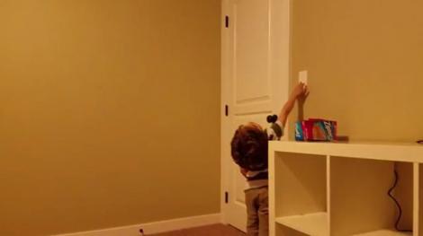 Un băiețel neascultător nu voia să doarmă, așa că mama lui a găsit soluția perfectă! Câns a stins lumina, copilul a înlemnit! (VIDEO)