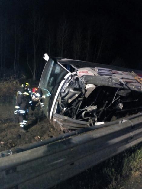 Autocar românesc răsturnat în Italia. Opt persoane au fost rănite