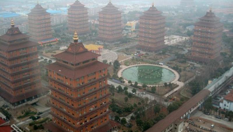 Cum arată cel mai bogat sat din China. După doar 55 de ani de existenţă, are propriul Arc de Triumf, maşini de lux la tot pasul şi o copie după Marele Zid